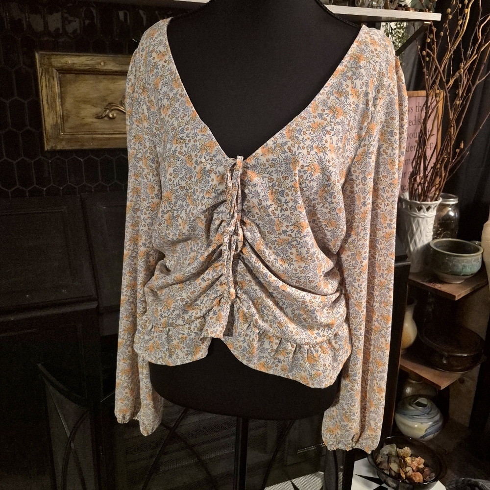 H & M Ruched Ditzy Floral Crop Top Long Sleeve. Size Large Boho